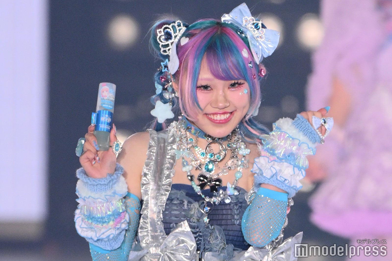 “犬系彼女”でバズ・ののち、水色のラブリー衣装×ド派手ツートンヘアで存在感【関コレ2025S/S】