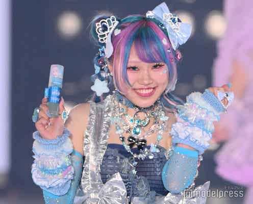 “犬系彼女”でバズ・ののち、水色のラブリー衣装×ド派手ツートンヘアで存在感【関コレ2025S/S】