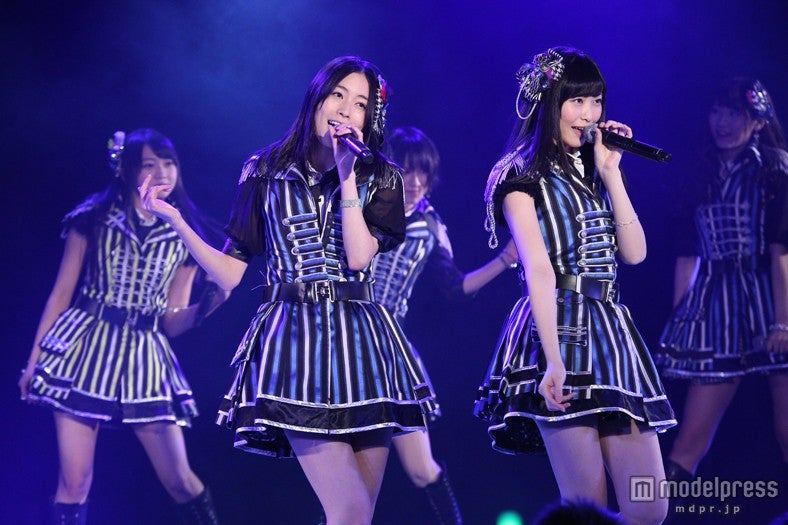 松井珠理奈（左）／SKE48チームS「RESET」公演（C）AKS