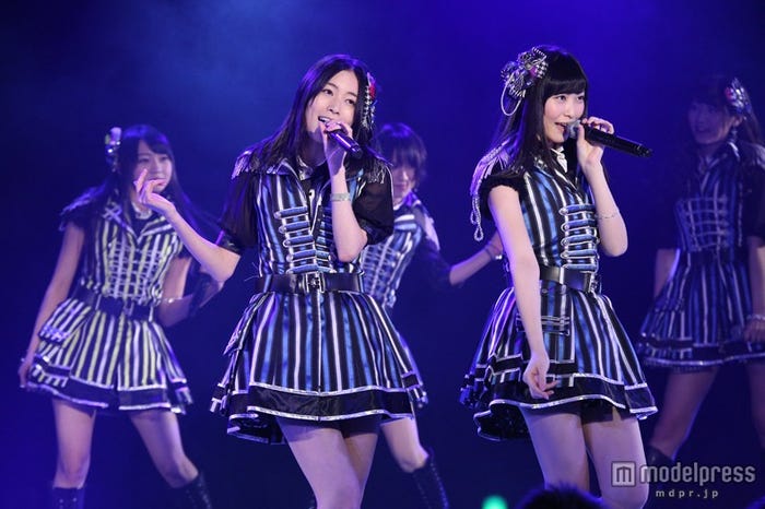 松井珠理奈(左)/SKE48チームS「RESET」公演(C)AKS