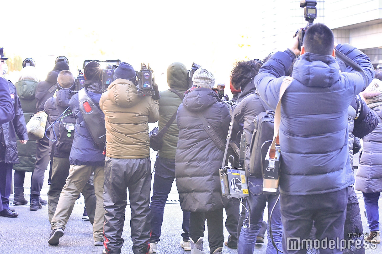 裁判所に詰めかけた大勢の報道陣（C）モデルプレス