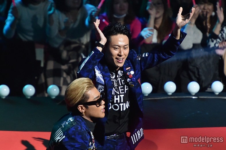 山下健二郎（奥）、ELLY（手前）