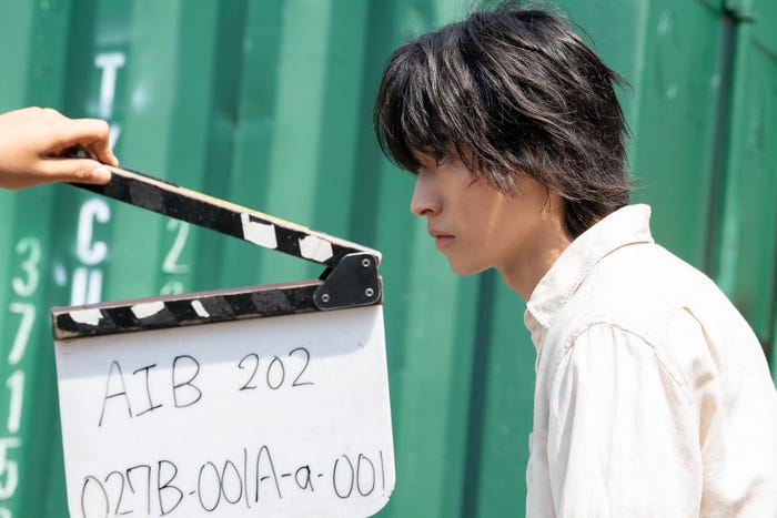 山崎賢人/メイキングカットより(C)麻生羽呂・小学館/ROBOT