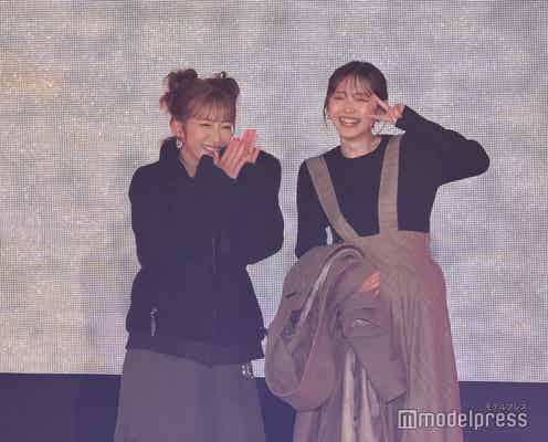 辻希美&鈴木愛理「ハロプロ」“先輩後輩”コラボ ピースサインで照れ笑い<GirlsAward 2022 A/W>