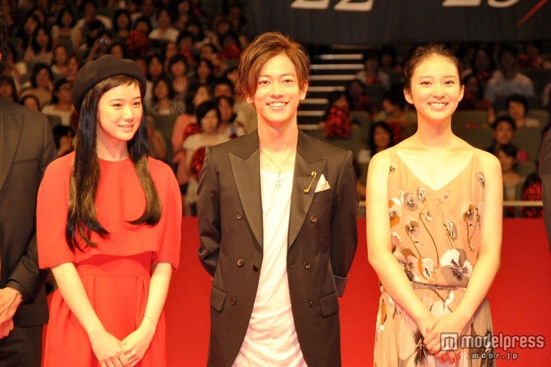 佐藤健×武井咲×蒼井優、ドレスアップで集結　4千人超から大歓声