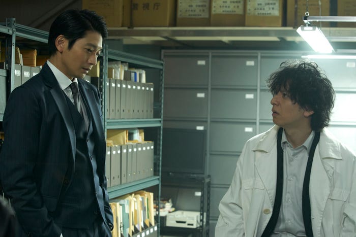向井理、生田斗真「警部補ダイマジン」第2話より(C)テレビ朝日