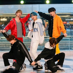 “BTSの弟分”TOMORROW X TOGETHER、噴水広場にファン集結 日本語トークで盛り上げる