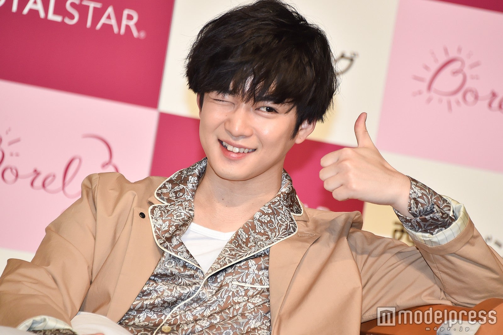 ポーズリクエストにも応じる千葉雄大 （C）モデルプレス