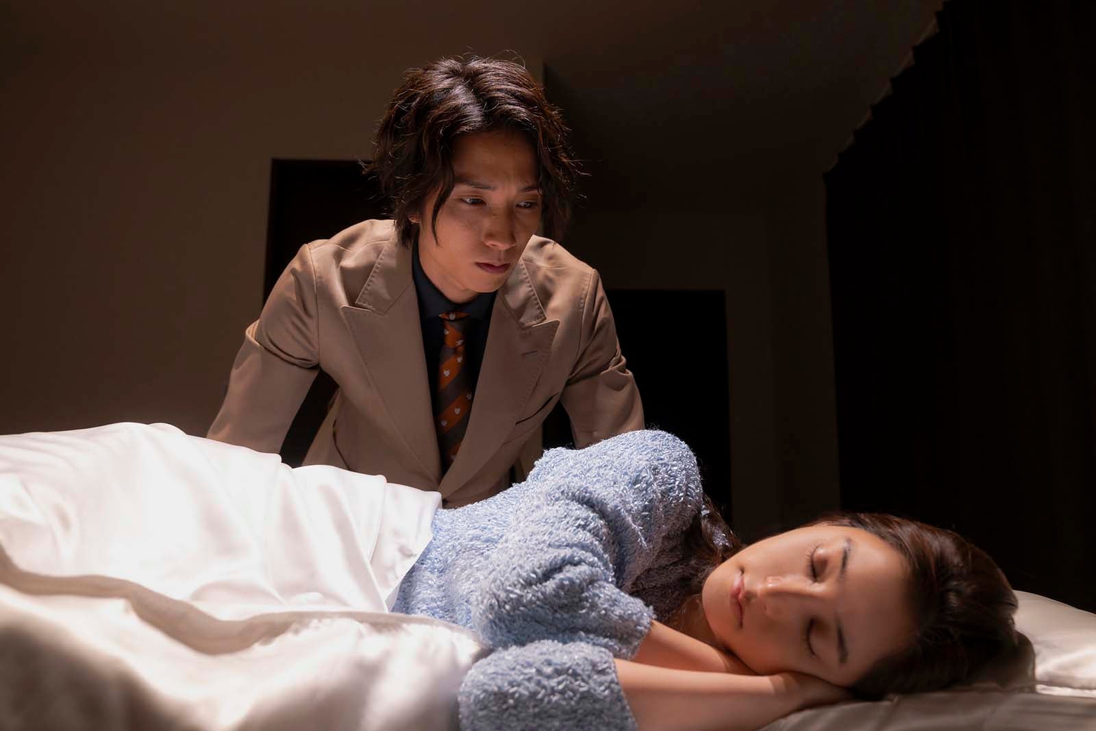 田中樹、新木優子「単身花日」第5話より（C）テレビ朝日