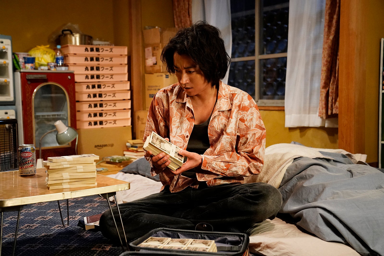 藤原竜也 （C）2021「鳩の撃退法」製作委員会 （C）佐藤正午／小学館