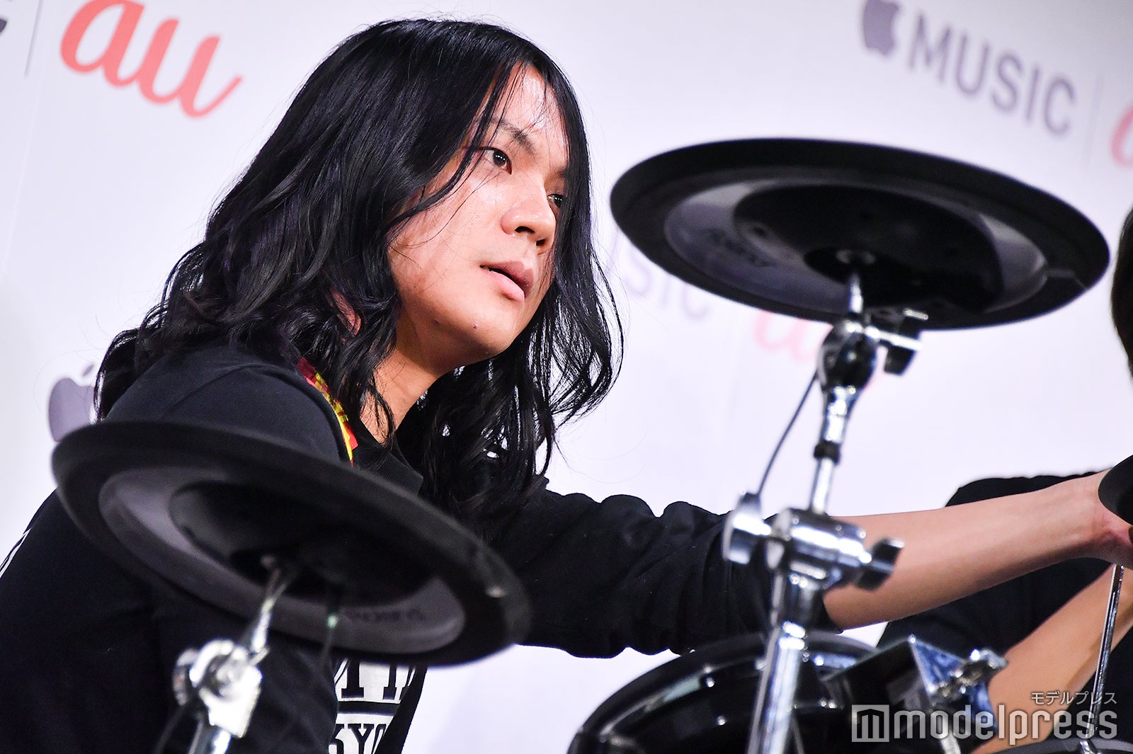 決め顔をするもりもりもと（C）モデルプレス