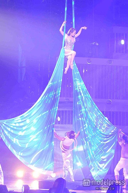 浜崎あゆみ、命綱なしのフライング披露　かつてない規模で繰り広げた圧巻のパフォーマンスに感動