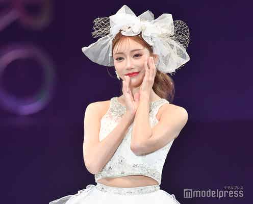 明日花キララ、純白ドレスで圧倒的な美貌放つ 大ぶりリボンもゴージャス<札幌コレクション 2022 A/W>