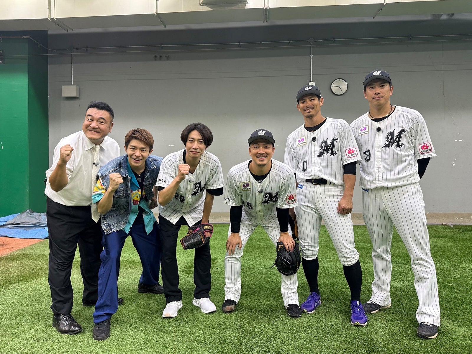 （左から）山崎弘也、岸優太、相葉雅紀、美馬学、荻野貴司、角中勝也（C）フジテレビ