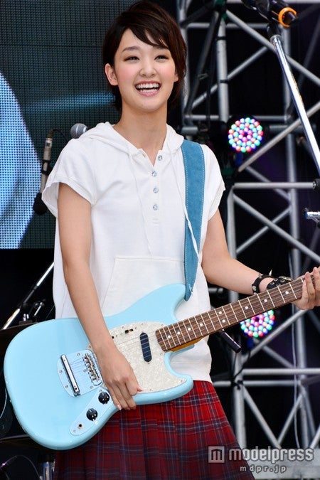 剛力彩芽、ギターかき鳴らし「世界で一番熱い夏」宣言