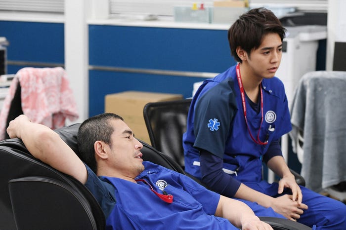 伊藤英明、片寄涼太/「病室で念仏を唱えないでください」第4話より(C)TBS