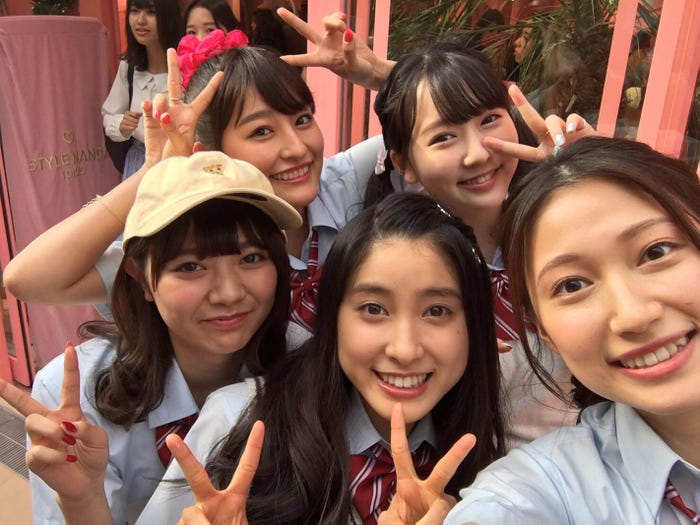 キャストで竹下通りを歩行(C)2017「兄こま」製作委員会(C)夜神里奈/小学館