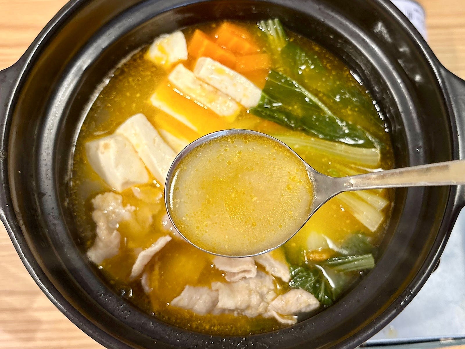 ごま、豆板醤、味噌のコクが広がるピリ辛鍋を1人前から楽しめます
