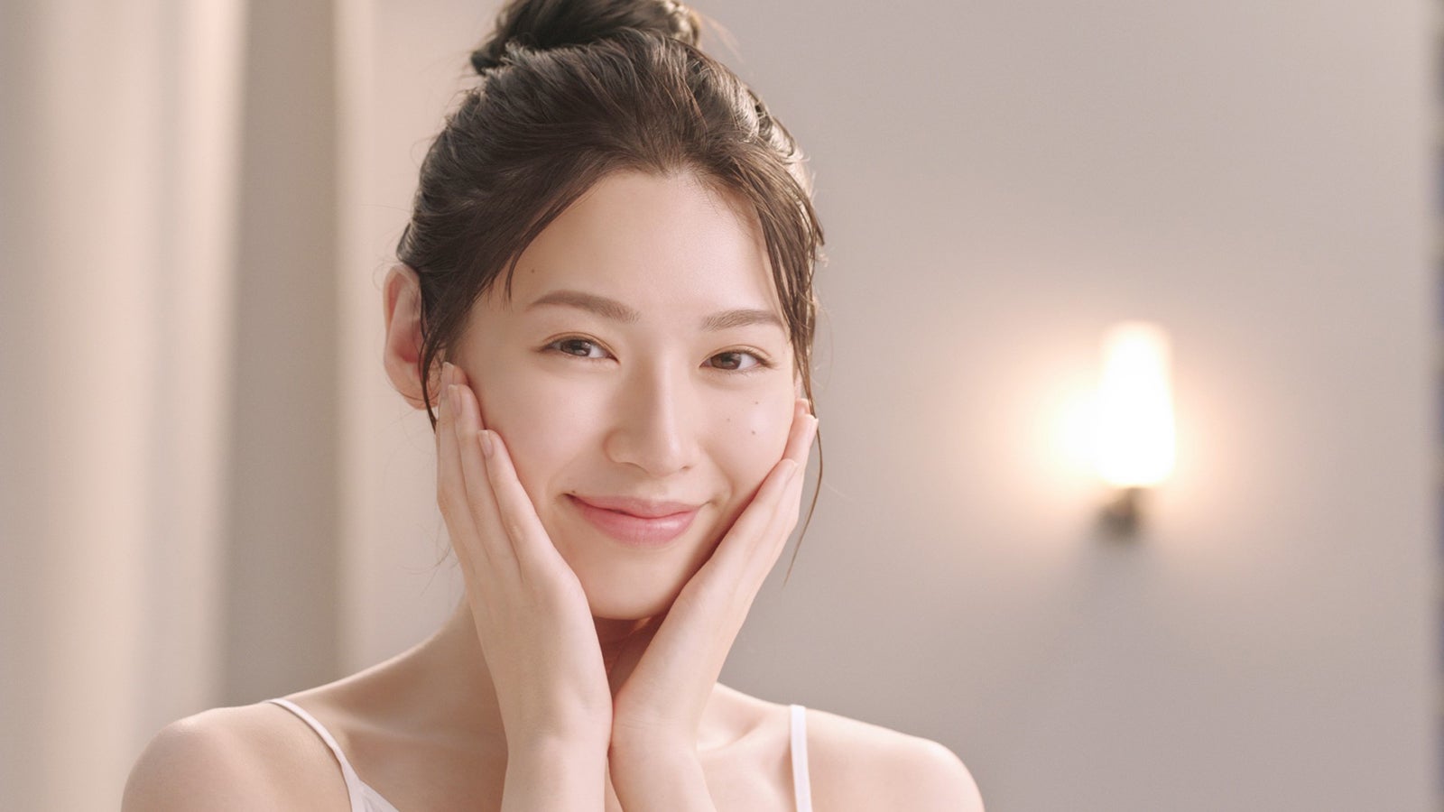 白石聖、うるつや美肌披露