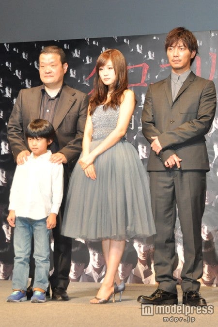 （左後ろから）中田秀夫監督、前田敦子、成宮寛貴、（左手前）田中奏生