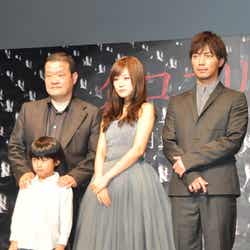 (左後ろから)中田秀夫監督、前田敦子、成宮寛貴、(左手前)田中奏生