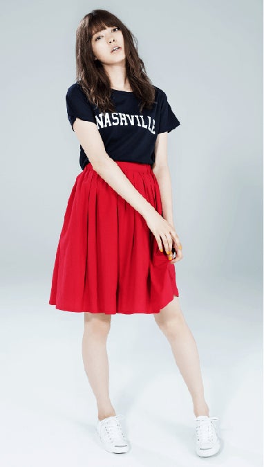t-shirt／￥1,990、skirt／￥4,990、sneakers／￥7,990（earth music＆ecology）（C）TOPLOG
