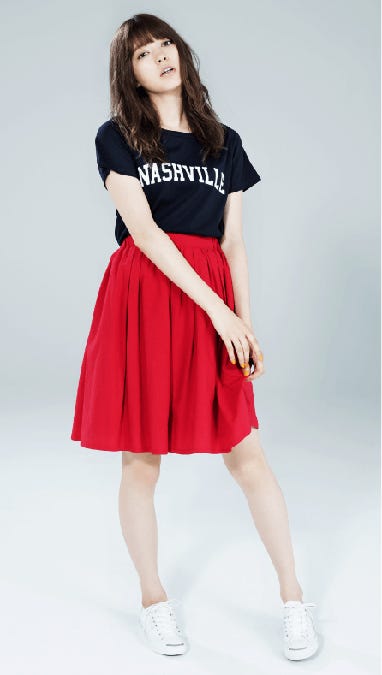 t-shirt/¥1,990、skirt/¥4,990、sneakers/¥7,990(earth music&ecology)(C)TOPLOG