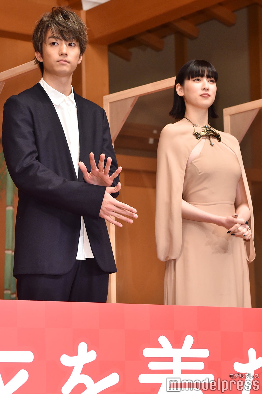 伊藤健太郎、三吉彩花 （C）モデルプレス