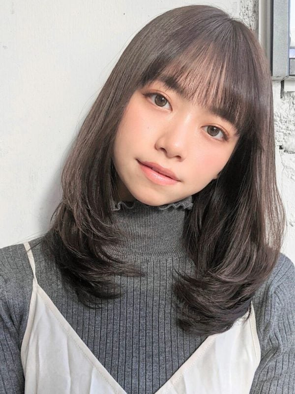 パーマ 黒髪の大人お洒落なセミロングヘア 落ち着いた雰囲気も垢抜けも叶う モデルプレス パーマ 黒髪の大人お洒落なセミロングヘア 落ち着いた雰囲気も垢抜けも叶う モデルプレス