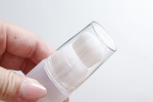 ダイソーの持ち運びに便利なハケ型詰め替えチューブ（45mL）