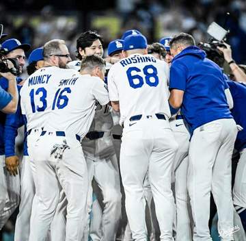 大谷翔平 フリーマンの劇的サヨナラ弾に大興奮 歓喜の輪の中心で頭ポンポン→ひそかに“退散” 8戦ぶり無安打もチームの勝利喜ぶ