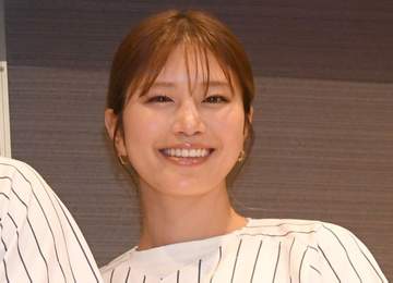 173㎝美人タレント 足組みゴルフウエアショットに「優勝！」「絵になります！」
