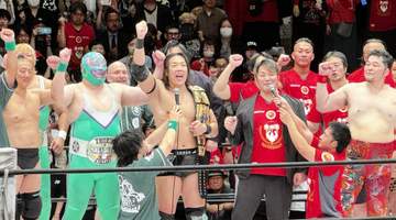 新日本×DDT対抗戦で竹下幸之介が電撃登場 賛否両論「3団体所属」真意を涙のパワポ熱弁「プロレスが一番面白い世界つくる」生尻露出の乱戦も大団円