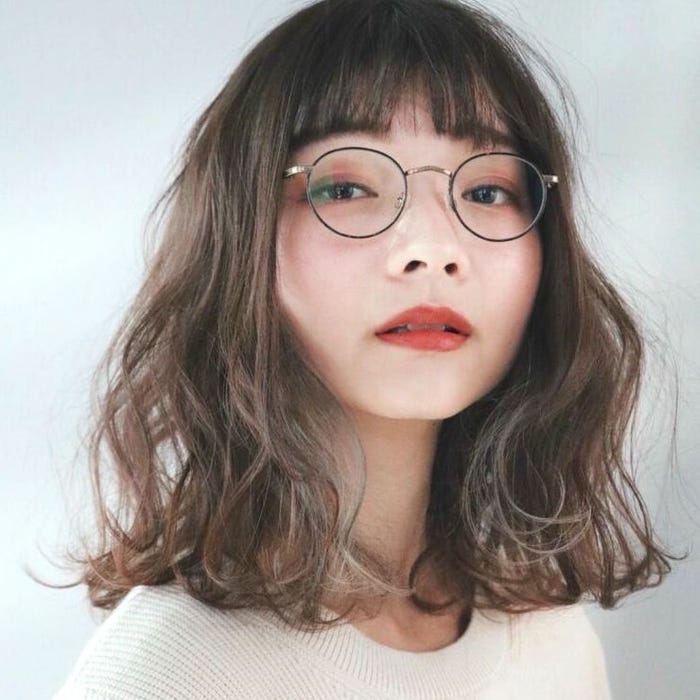 メガネが似合うセミロングの髪型特集 組み合わせでおしゃれを演出するヘアスタイル モデルプレス