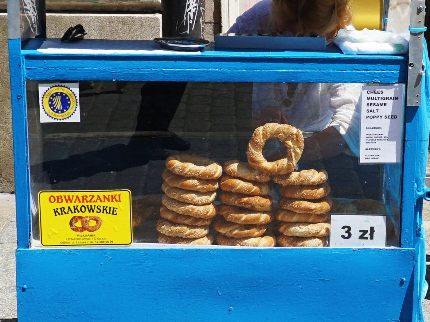 ポーランドのベーグルといわれるオブヴァジャネク。2010年にはEUの地理的表示保護（PGI）に登録されている。ワゴンガラス面左上の黄色と青のロゴがPGI認定マーク