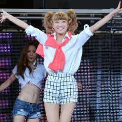 ステージで飛び跳ねる鈴木奈々