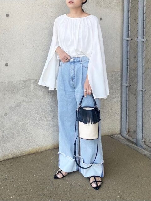 レディース　コーディネート　コーデ　着こなし　トレンド　おしゃれ　お洒落　オシャレ　2023　春　デニム　パンツ　ジーンズ　デニムコーデ　ブラウス　白ブラウス　ホワイト　白　サンダル