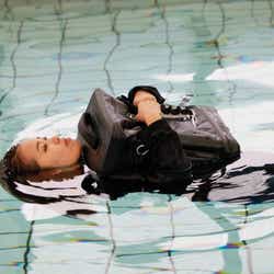 水に浮いて、給水タンクにもなる完全防水リュック!アウトドアにも災害時にもぴったり