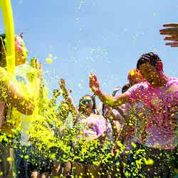 カラーリキッドでカラフル&びしょ濡れに/画像提供:ローソンHMVエンタテイメント