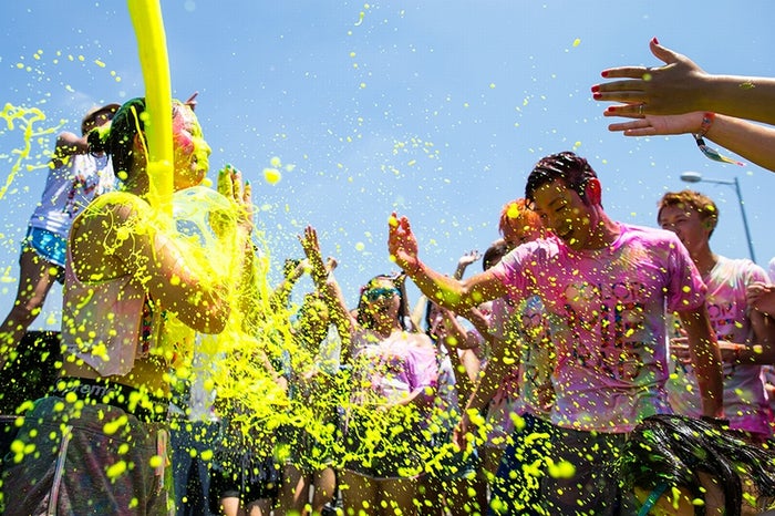 カラーリキッドでカラフル&びしょ濡れに/画像提供:ローソンHMVエンタテイメント