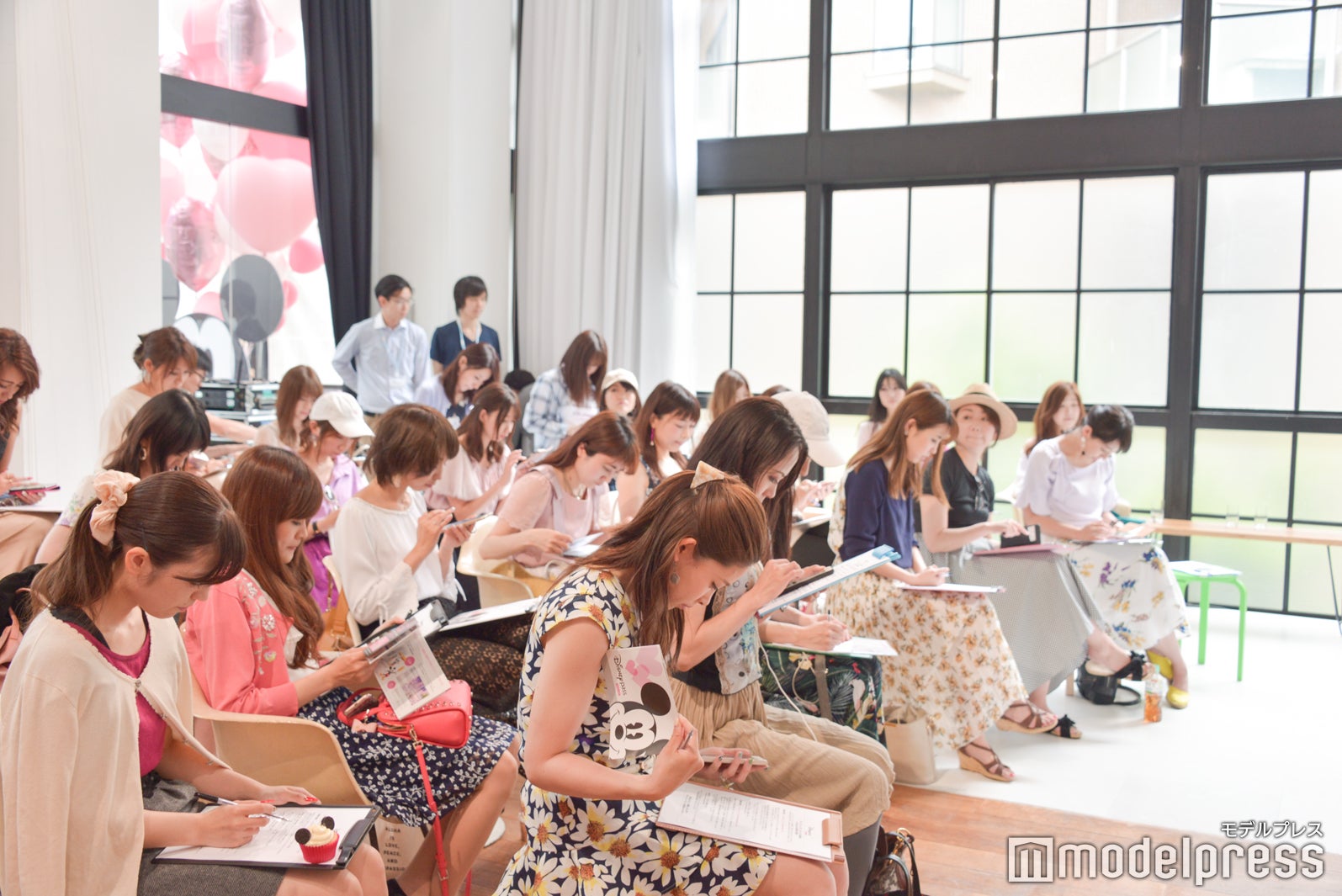 熱心に聞き入る参加者（C）モデルプレス