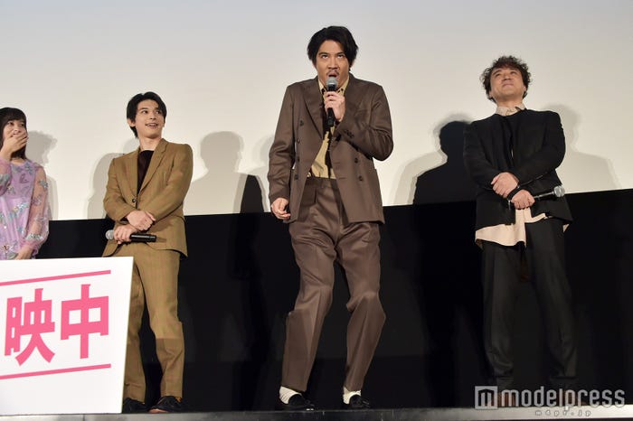 このあと、ムロの振りで“賀来ポン太の名ぜりふ(?)”を披露することになったが (C)モデルプレス