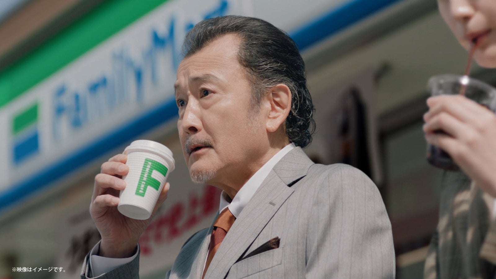 吉田鋼太郎、八木莉可子／新TVCM「FAMIMA CAFE刷新うまさに驚け。」篇（提供写真）