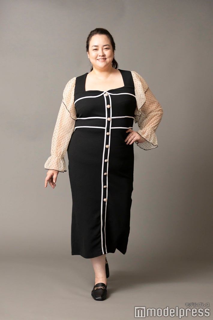 ドレス￥2,301、ローファー￥2,644／オールアイテム：「SHEIN」（C）モデルプレス