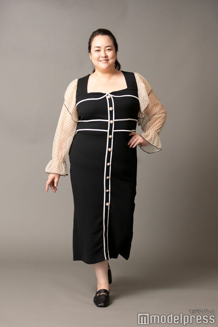 ドレス¥2,301、ローファー¥2,644/オールアイテム:「SHEIN」(C)モデルプレス