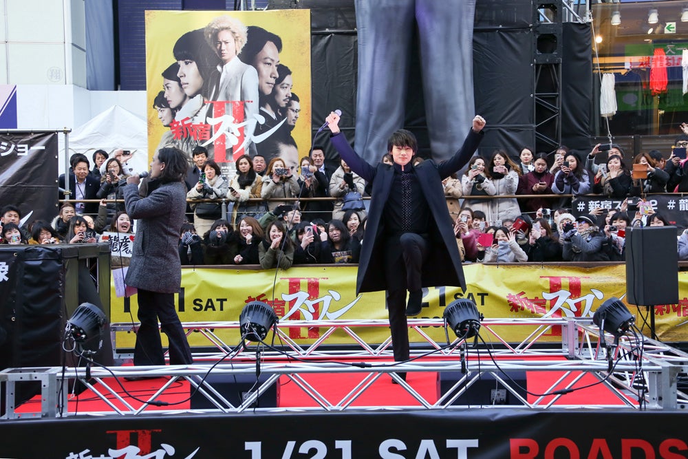 グリコポーズを披露した綾野剛（C）2017「新宿スワンII」製作委員会