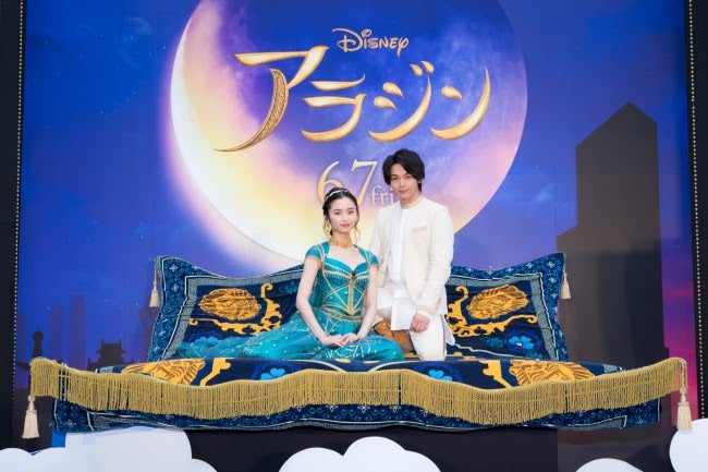 右から：中村倫也、木下晴香（C）2019 Disney