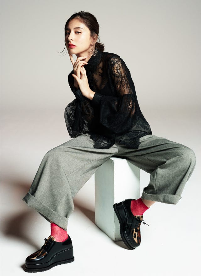 厚底シューズ¥35,000/CASTANER(CASTANER 有楽町店) ブラウス¥6,999(税込み価格)/H&M STUDIO COLLECTION AW16(H&M カスタマーサービス) パンツ¥19,000/FACTOTUM femme×Ray BEAMS(BEAMS WOMEN SHIBUYA) ピアス¥24,000/art jewelry moco(プリマクレール・アタッシュプレス) その他/スタイリスト私物(C)TOPLOG