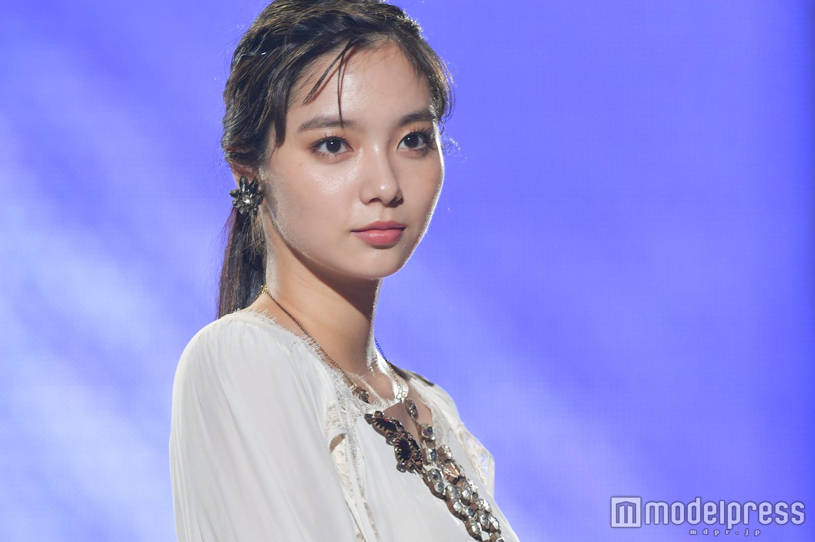 新川優愛、デコ出し×オールホワイトコーデがまるで“女神”＜神コレ2017A／W＞