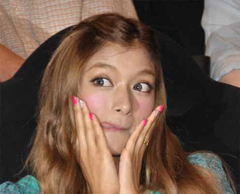 ローラ、ミニワンピでスラリ美脚披露!ファンと映画鑑賞